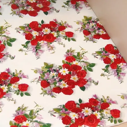 Küchenschränke mit Geschenkpapier auslegen