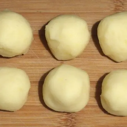 Selbst gemachte Kartoffelklöße schon morgens "rollen" / vorbereiten