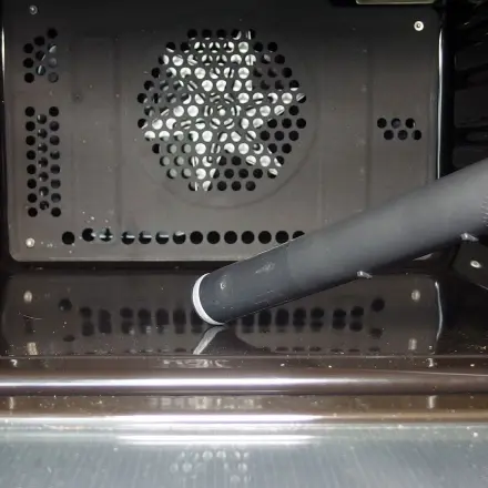 Krümel im Herd/Ofen entfernen: mit dem Staubsauger