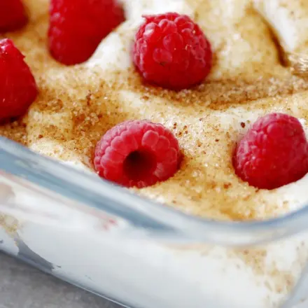 Himbeerjoghurt mit Amaretto und Sahne