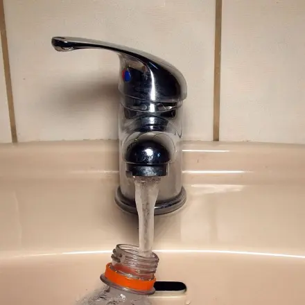 PET-Flasche zum Wärmen unterwegs