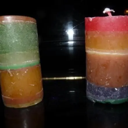 Bunte Kerzen mit Toilettenpapierrollen selber machen