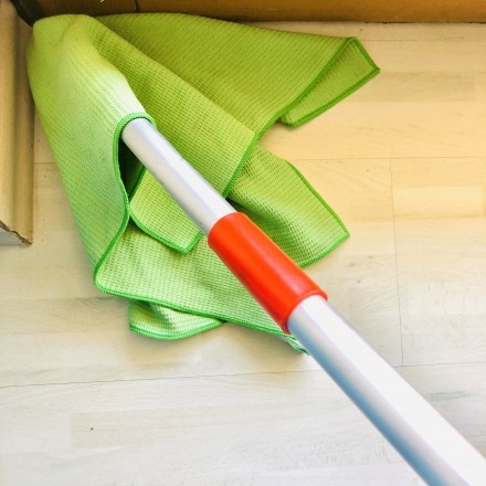 Bodenecken leichter reinigen: mit Schrupper- oder Besenstiel