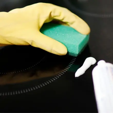 Glaskeramikfeld mit Zahnpasta reinigen