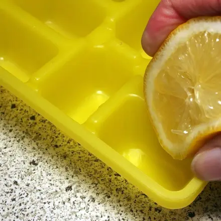Gegen Halsschmerzen: Gefrorenen Zitronensaft / Eis lutschen