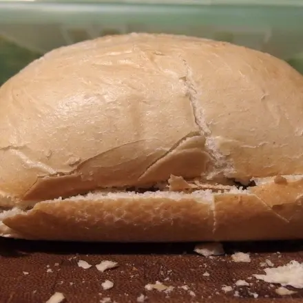 Brötchen vor dem Aufbacken aufschneiden