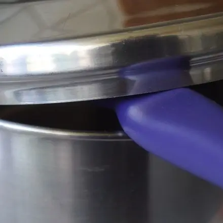 Überkochen verhindern: Messer zwischen Deckel & Topf klemmen