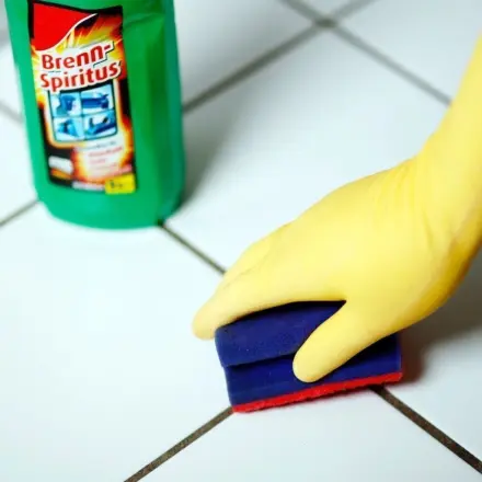 Hartnäckige Zementreste von neuen Fliesen entfernen mit Spiritus
