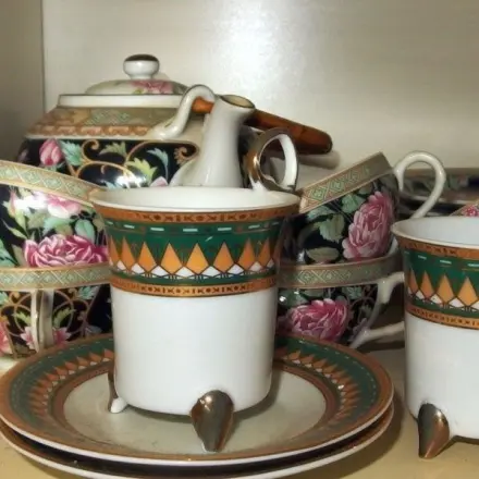 Selten gebrauchtes Geschirr vor Staub & Schmutz schützen