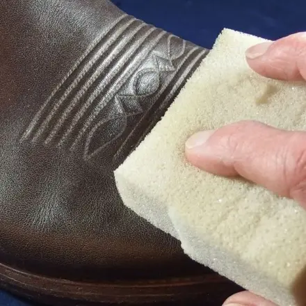 Schuhe wienern mit Schaumstoff