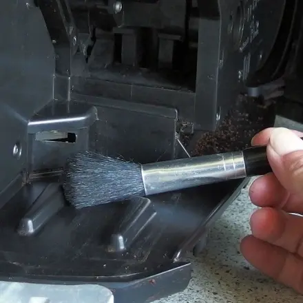 Kaffeevollautomat mit Schulpinsel reinigen