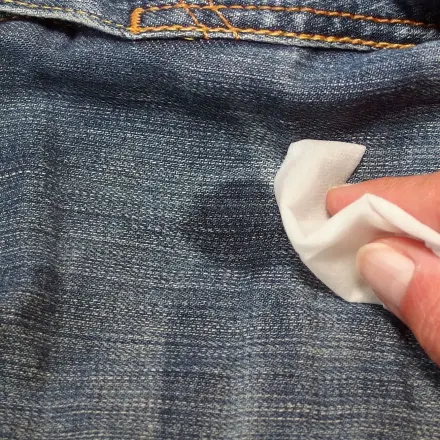 Gras- & Dreckflecken aus der Jeans leicht entfernen