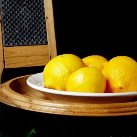 Vertrocknete Zitronen aufpeppen: in heißes Wasser legen