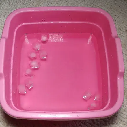 Fußbad mit Eiswürfeln gegen Kopfweh