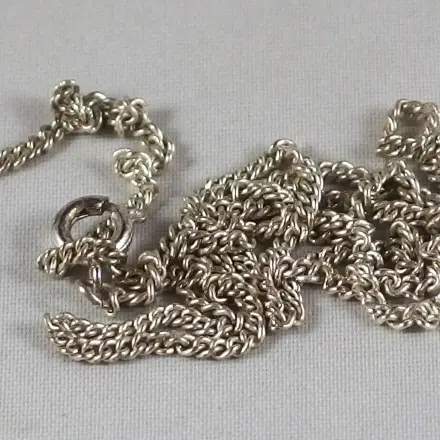 Verhedderte dünne Ketten leicht entwirren: mit Mandelöl