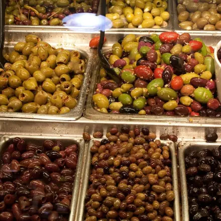 Oliven einfach entkernen - mit Nudelholz