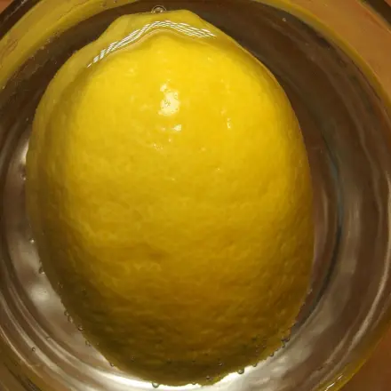 Mehr Zitronensaft: Zitrone in heißes Wasser legen