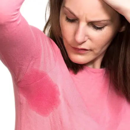 Deo-Flecken auf farbigem T-Shirt entfernen