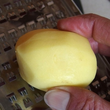 Geriebene Kartoffel hilft gegen dunkle Augenringe