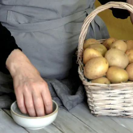 Saubere Hände beim Pellkartoffeln rüsten/schälen