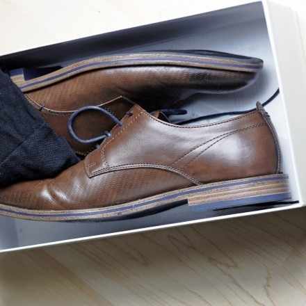 "Gute" Herrenschuhe mit Socken zusammen im Schuhkarton aufbewahren