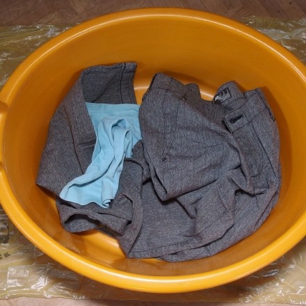 Plastiktüte als Wäscheschutz für herunterfallende Wäsche