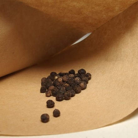 Gewürze in Mühlen füllen: mit Hilfe eines Kaffeefilters