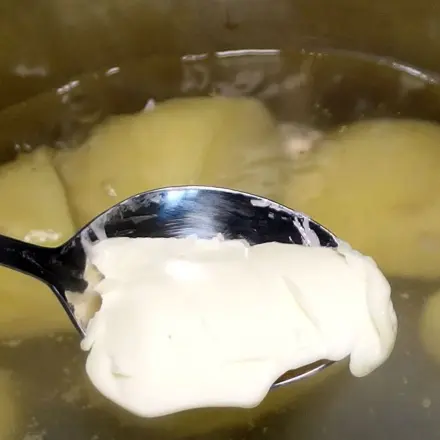 Salzkartoffeln werden schneller gar mit etwas Margarine im Kochwasser