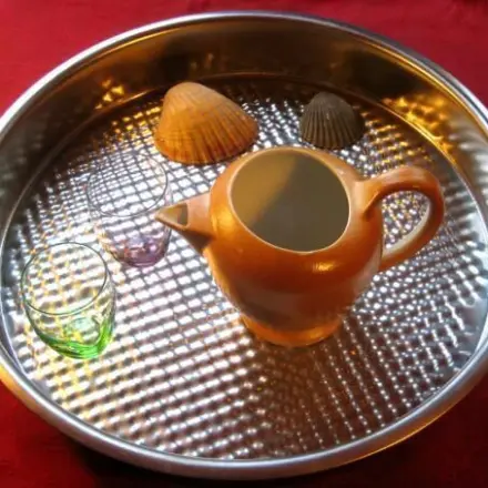 Metall-Backform aus einem türkischen Supermarkt als Tablett