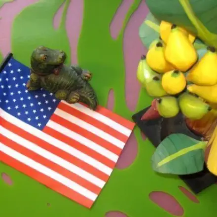 Reise als Geschenk: Landestypische Dekoration auf den Gabentisch