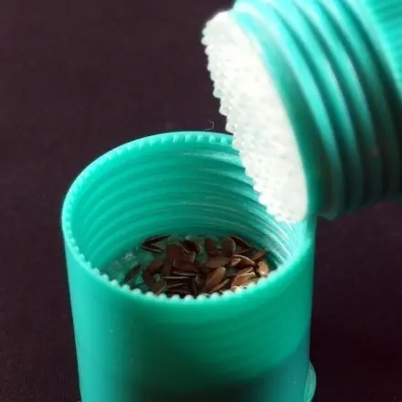 Gewürze in Tabletten-Zerkleinerer mahlen