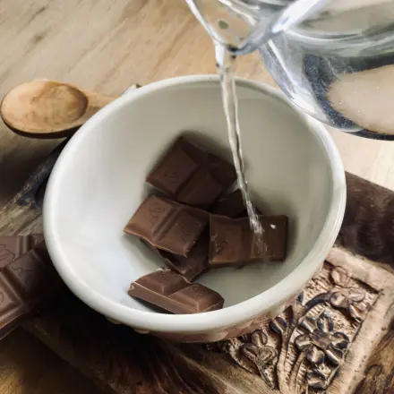 Schokolade schmelzen: Schokolade mit heißem Wasser übergießen