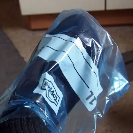 Gegen kalte Füße im Schuh: Gefrierbeutel über die Socken