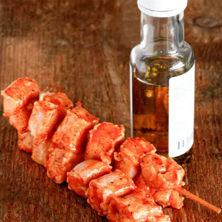 So kleben Holzspieße nicht am Fleisch - Spieß mit Öl einreiben