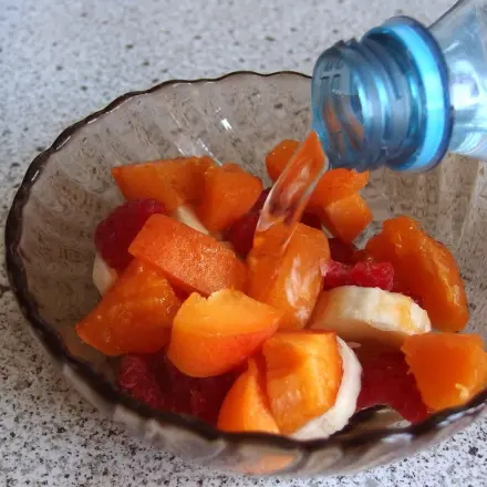 Obstsalat mit Selters