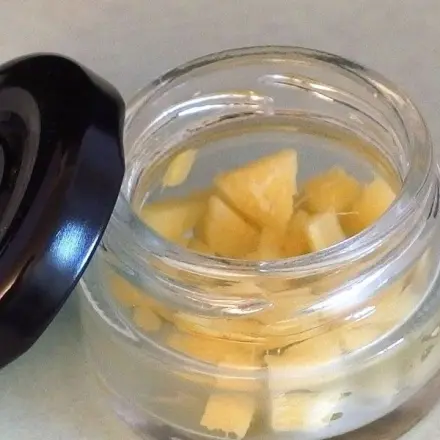 Ingwerreste aufbewahren: zerkleinern & in ein Schraubglas geben