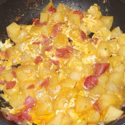 Bauernpfanne mit Eiern und Salami