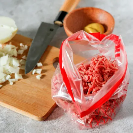 Hackfleisch sauber zubereiten: im Gefrierbeutel