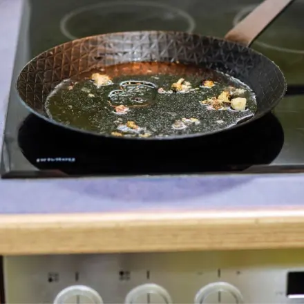 Eingebrannte Pfanne schnell wieder sauber mit simplem "Trick"