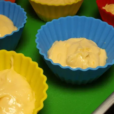 Gefüllte Silikonbackform in den Herd/Ofen transportieren