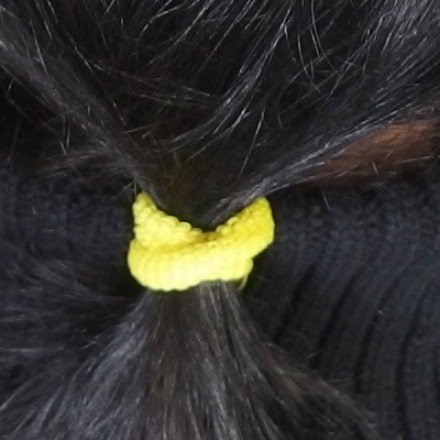 Lange Haare schonen: Haargummi ohne Metallstück verwenden