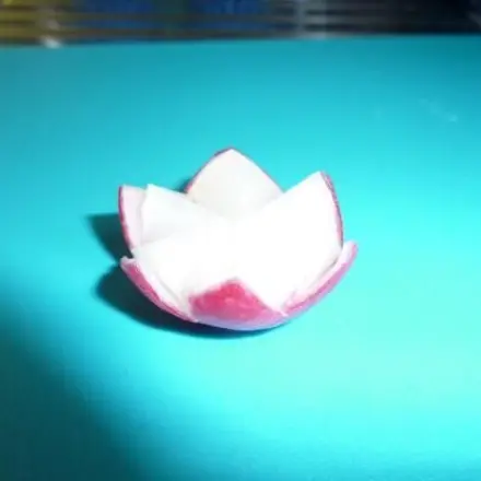Radieschen als "Blume" auf den Tisch bringen