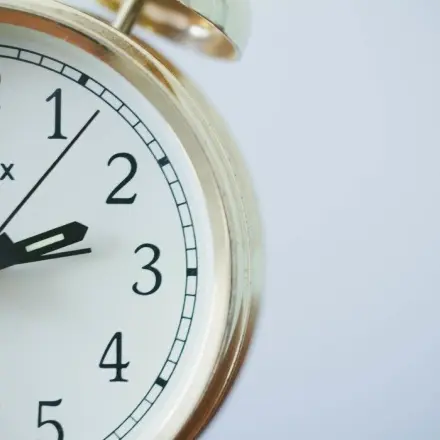 Nicht auf die Uhr gucken - sich ausgeschlafener fühlen