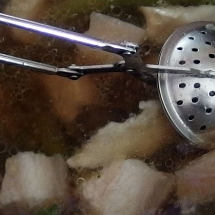 Suppe versalzen - Tee-Ei mit Reis hilft