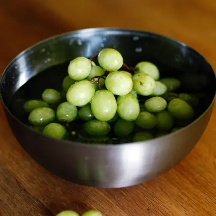 Weintrauben-Bewohner vertreiben - mit Wasser