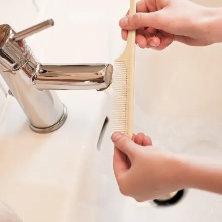 Wie ein Wasserstrahl durch einen Kamm die Richtung ändern kann