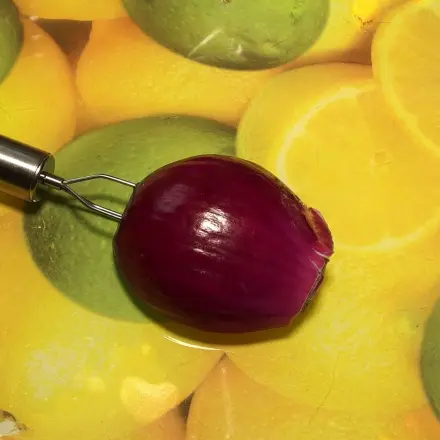 Finger schützen beim Zwiebelschneiden