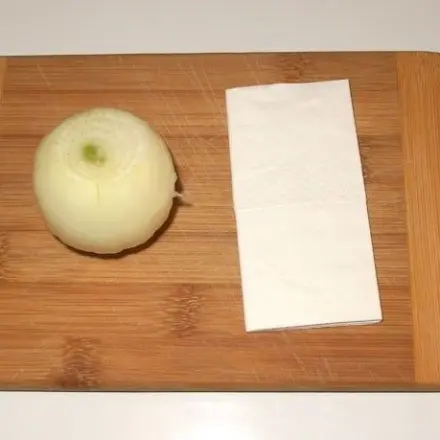 Zwiebeln schneiden ohne Tränen - durch den Mund atmen