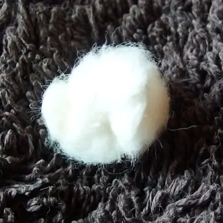 Watteknüllchen statt Mütze - Ohren schützen