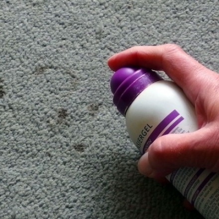 Rasierschaum gegen Flecken im Teppich